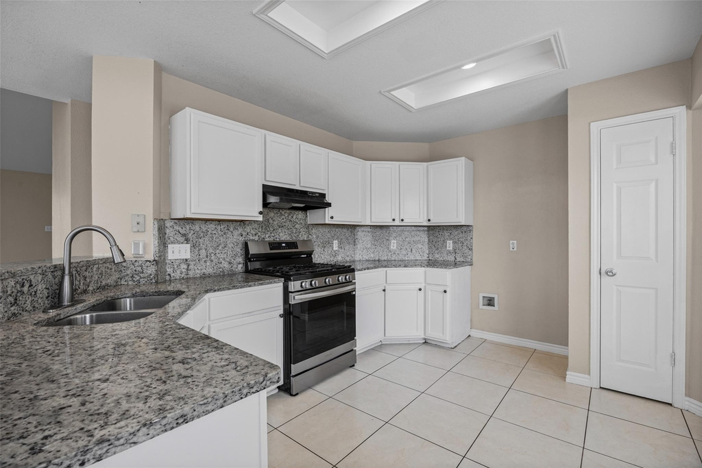 2432 Roundabout Ln - Photo 6