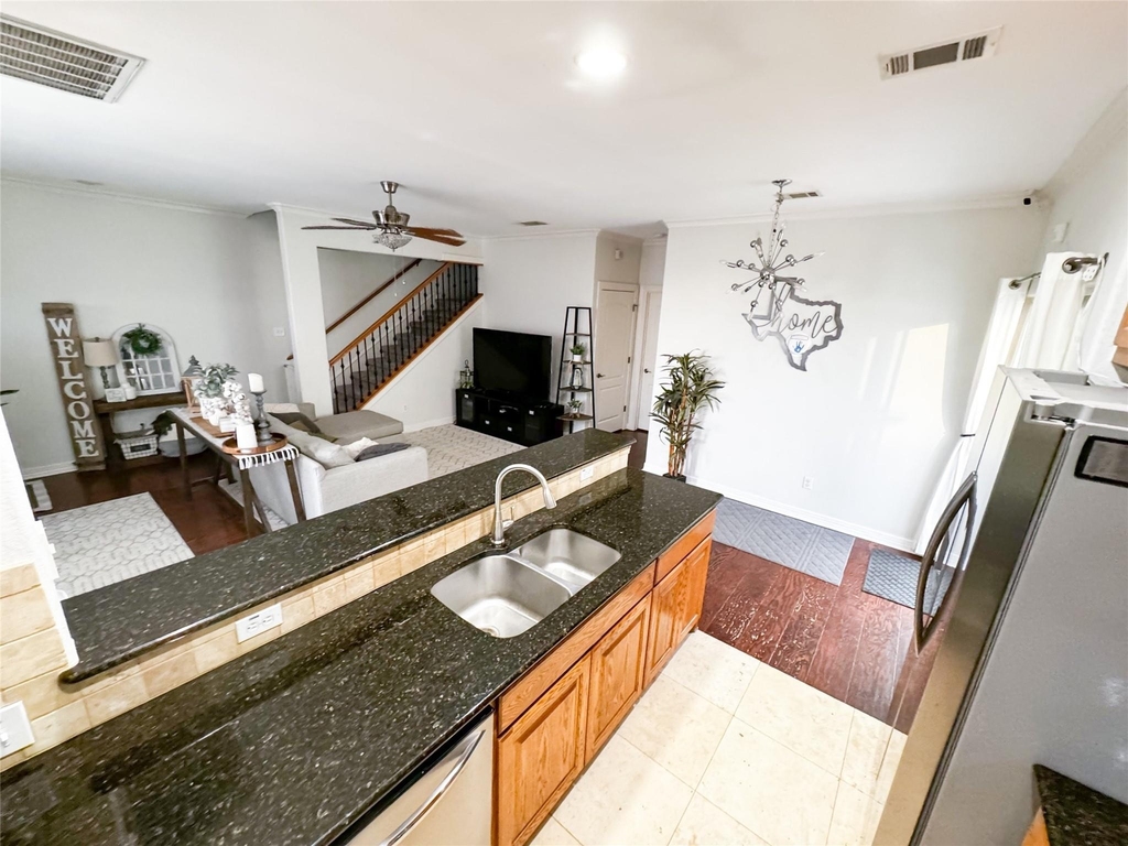 1213 Delsie Dr - Photo 5