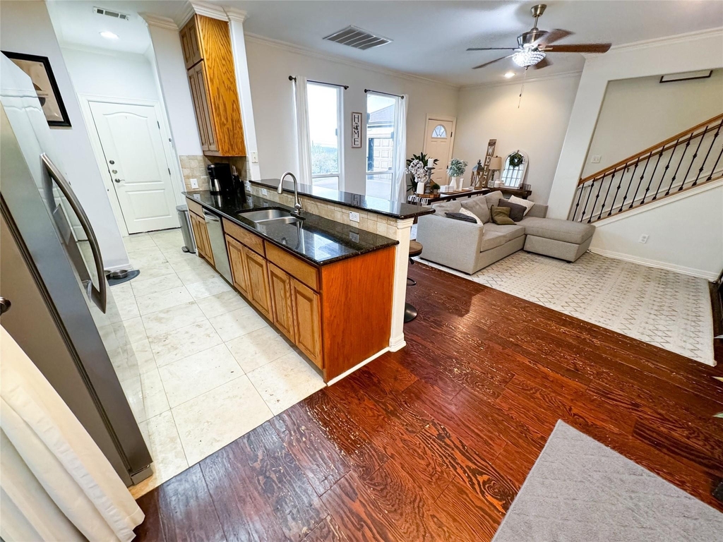 1213 Delsie Dr - Photo 3