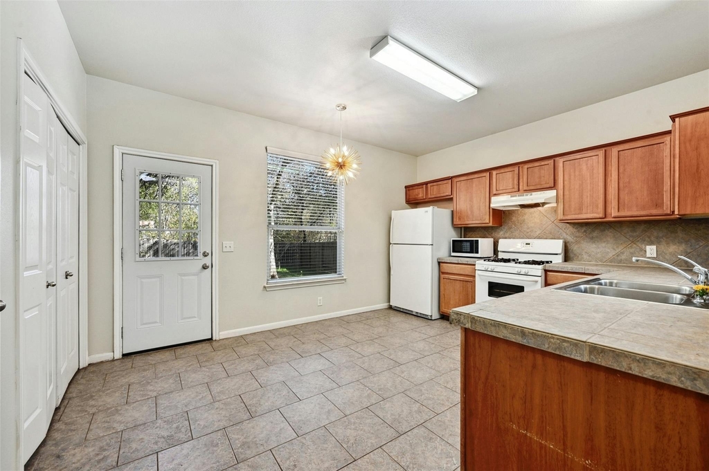 2412 Allred Dr - Photo 9