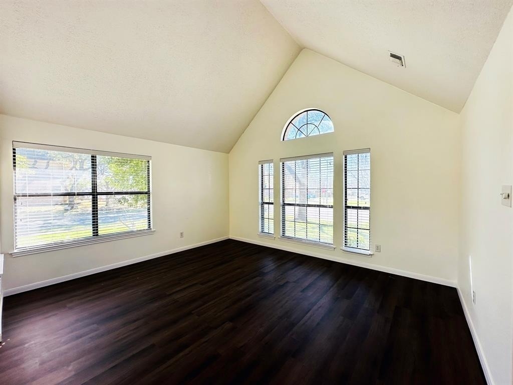 306 Applewood Dr - Photo 3