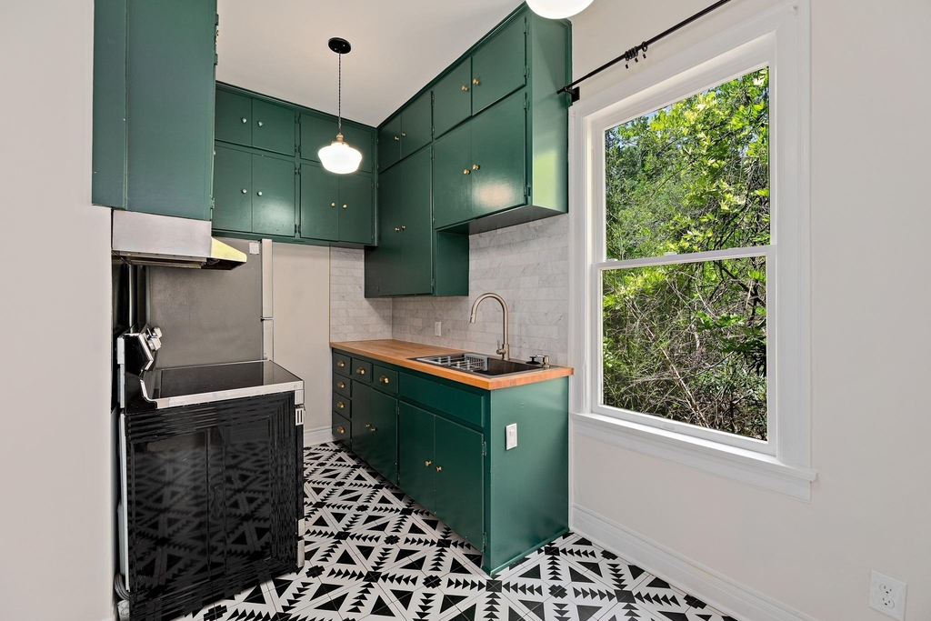 2810 Pearl St - Photo 2