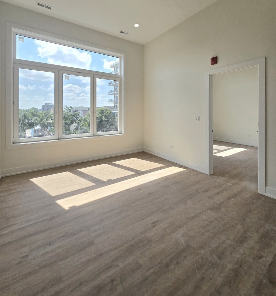 1537 N Orleans Avenue - Photo 4