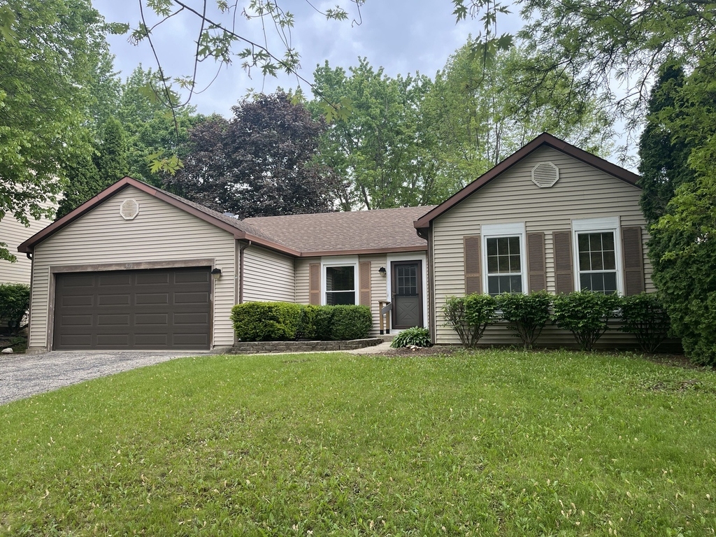821 Brentwood Drive - Photo 0