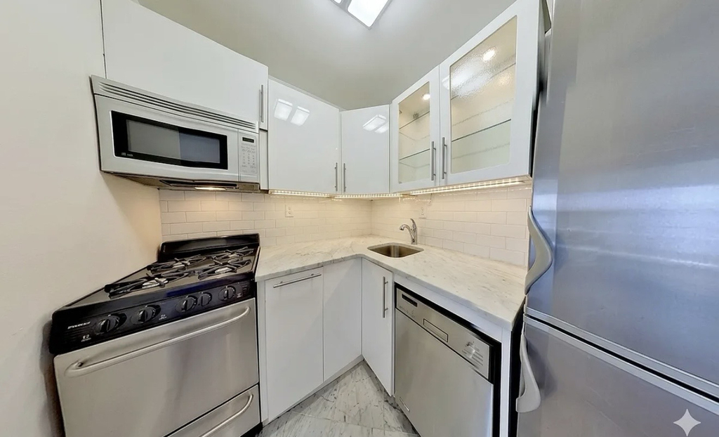 322 West 14th Street - Photo 2