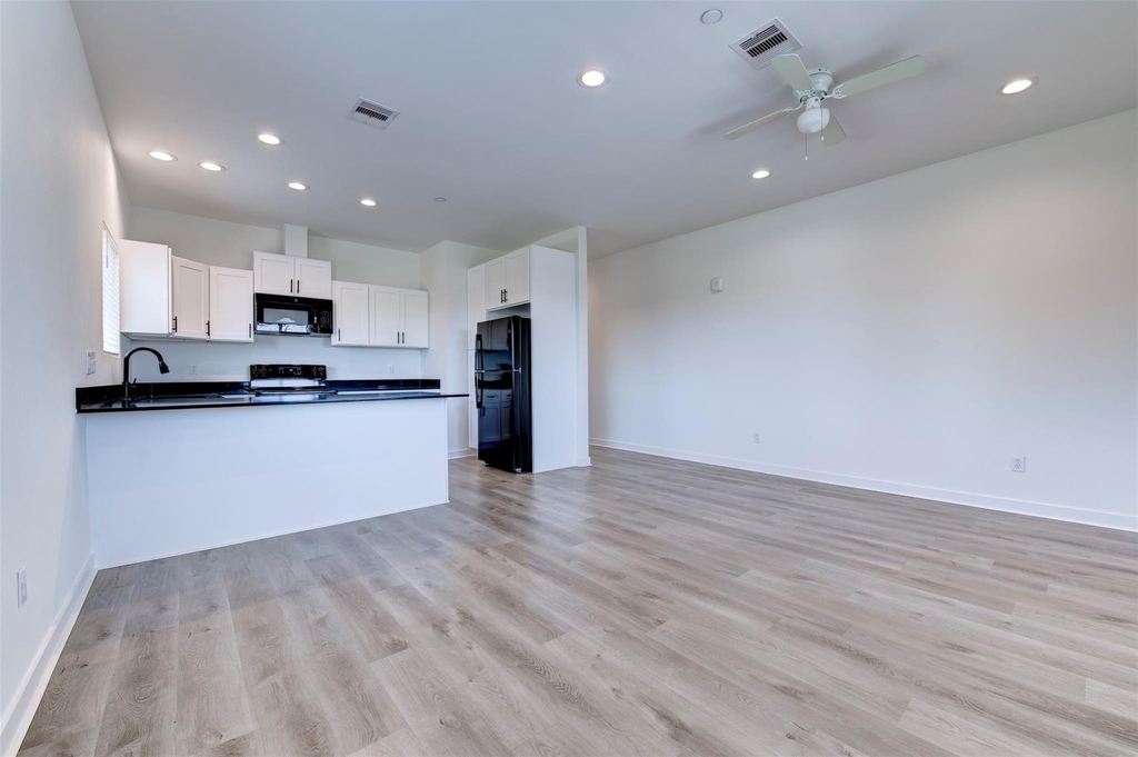 175 W 6th Street - Photo 2