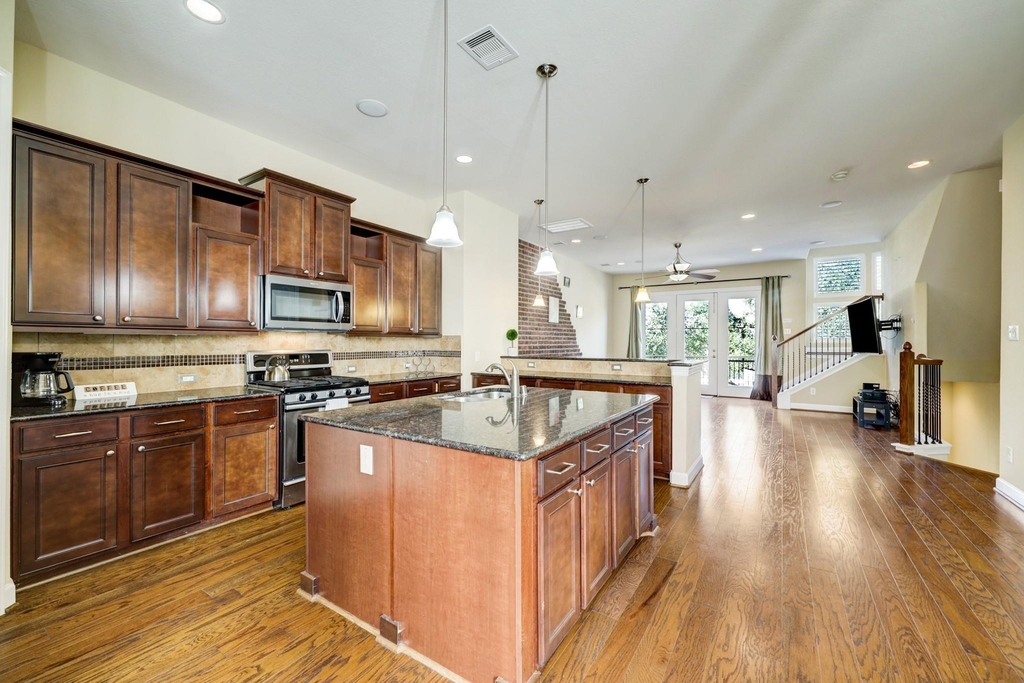 1305 Delano Street - Photo 2