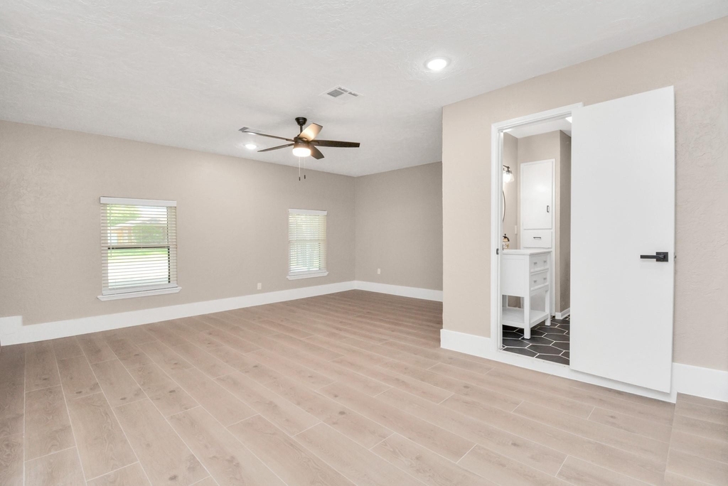10550 Emnora Lane - Photo 3