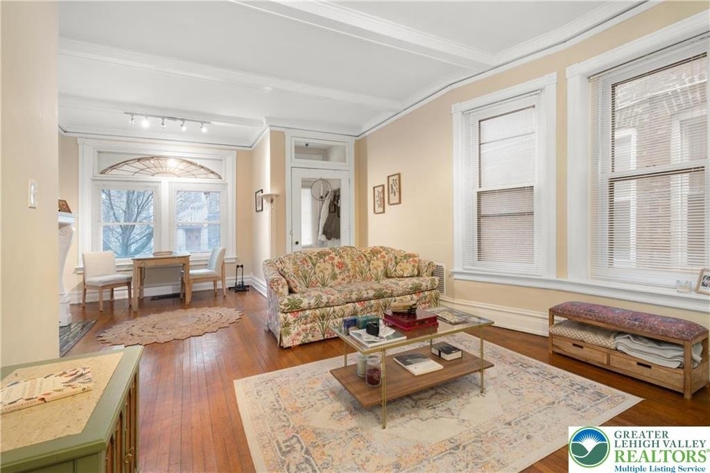 717 W Broad Street - Photo 2