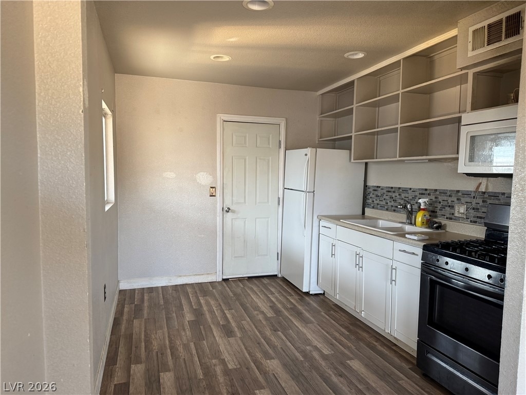 472 Hunter Drive - Photo 1