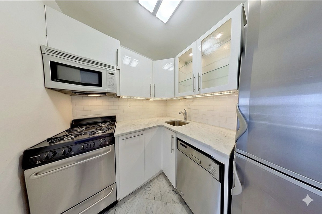 322 West 14th Street - Photo 2