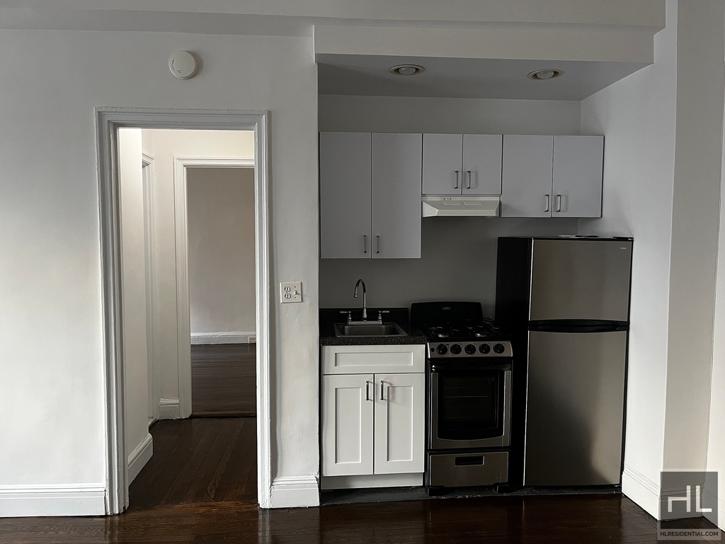 East 46 Street - Photo 2