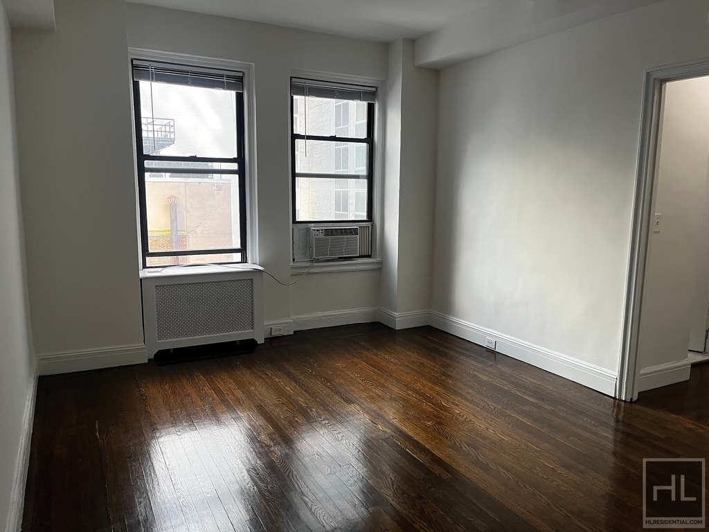 East 46 Street - Photo 1