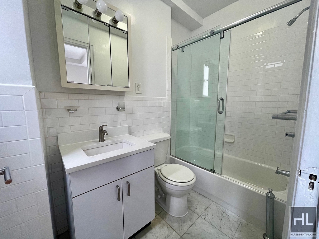 East 46 Street - Photo 3