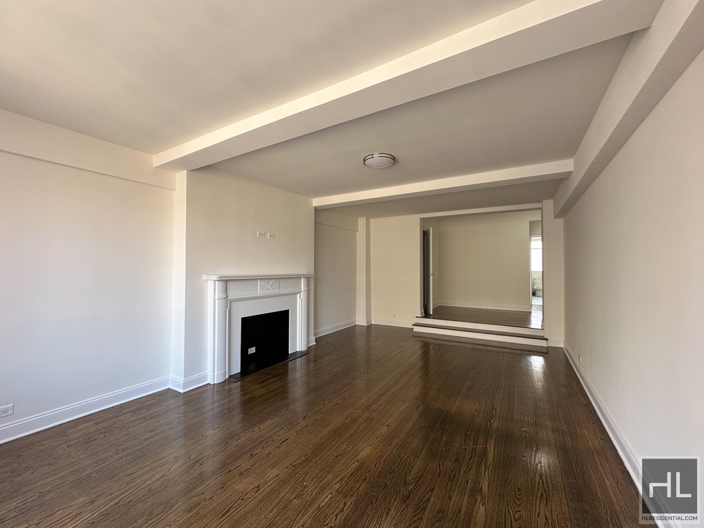 Fifth Avenue - Photo 1