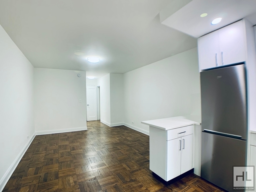 East 35 Street - Photo 3