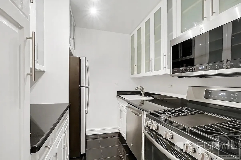 8th Avenue - Photo 3