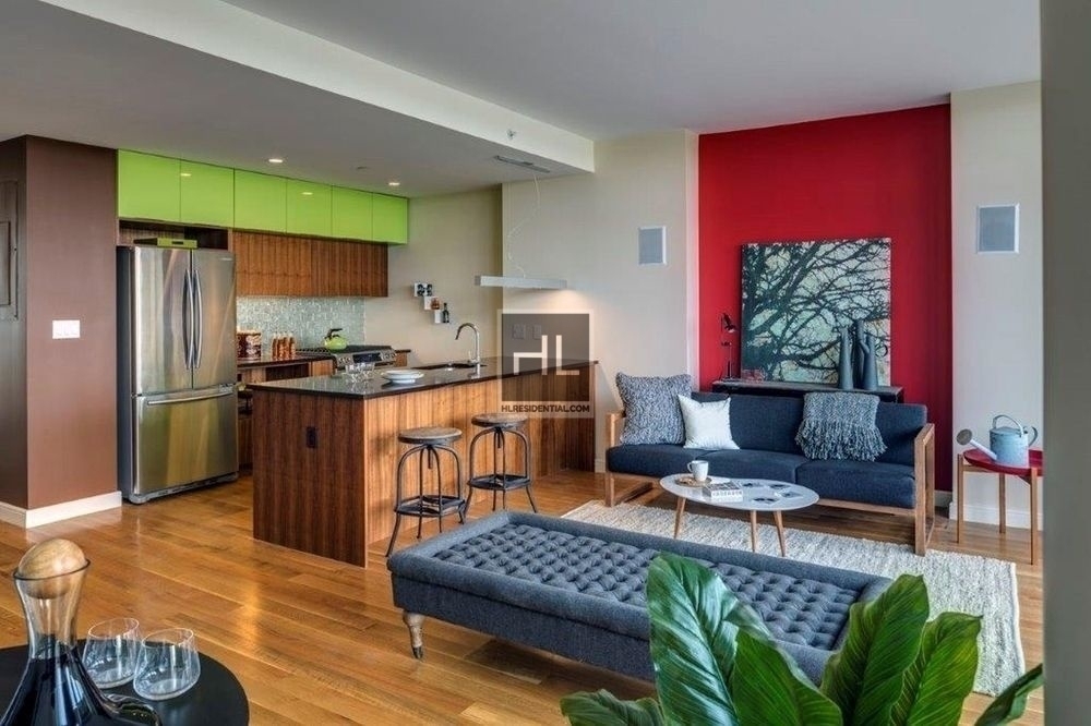 Bedford Avenue - Photo 1