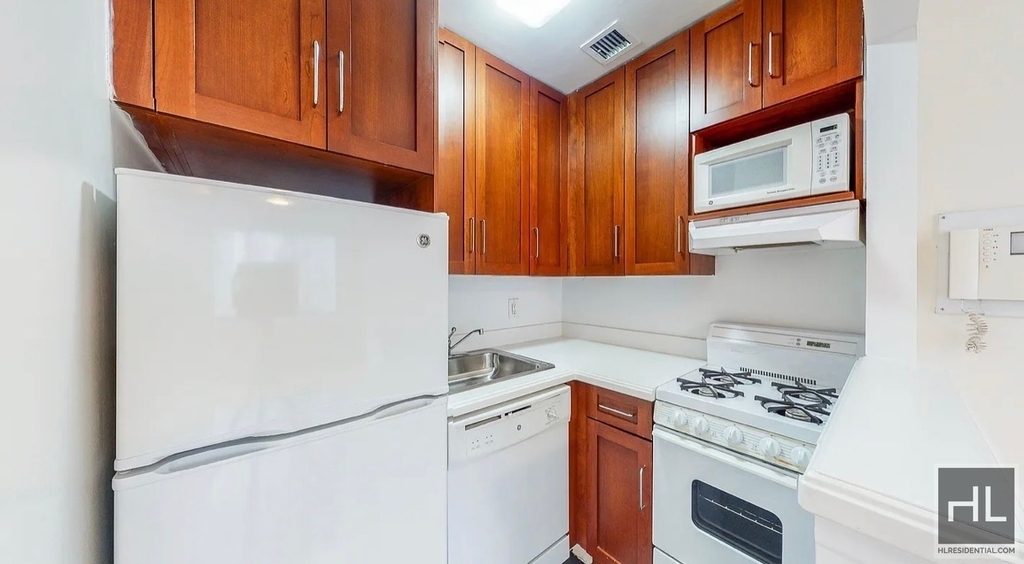York Avenue - Photo 2