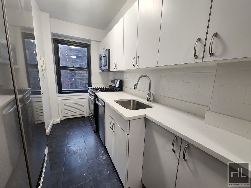 East 57 Street - Photo 9