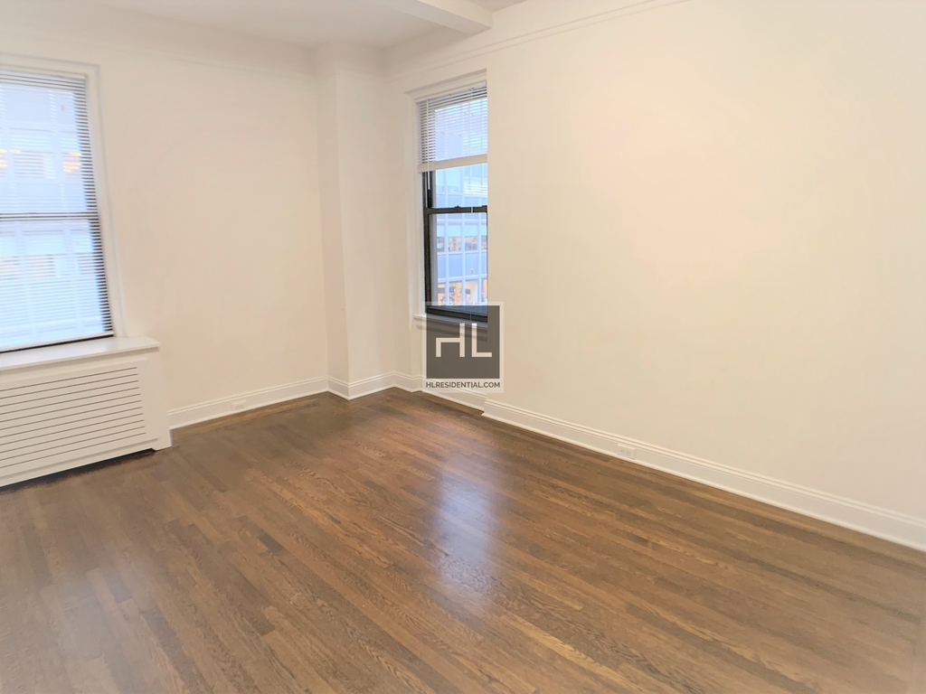 East 46 Street - Photo 1