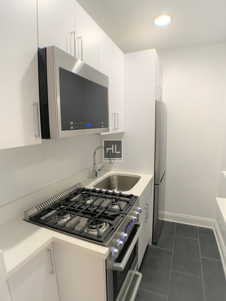 East 46 Street - Photo 3