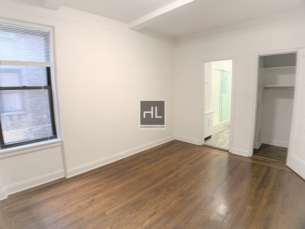 East 46 Street - Photo 2