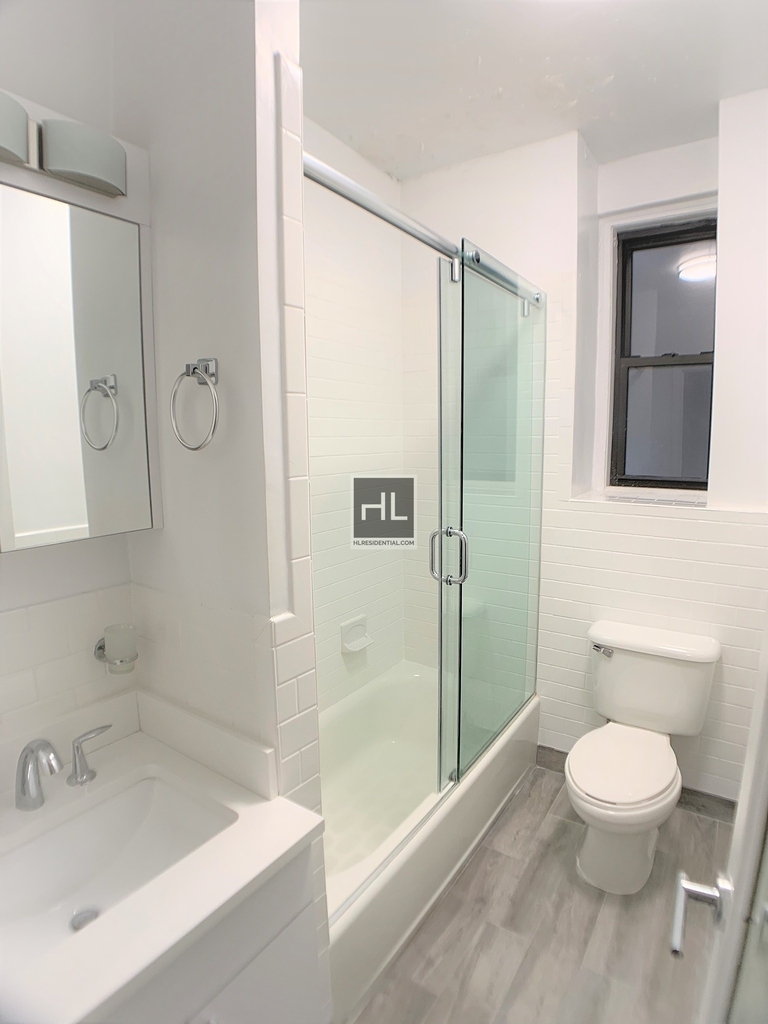 East 46 Street - Photo 4
