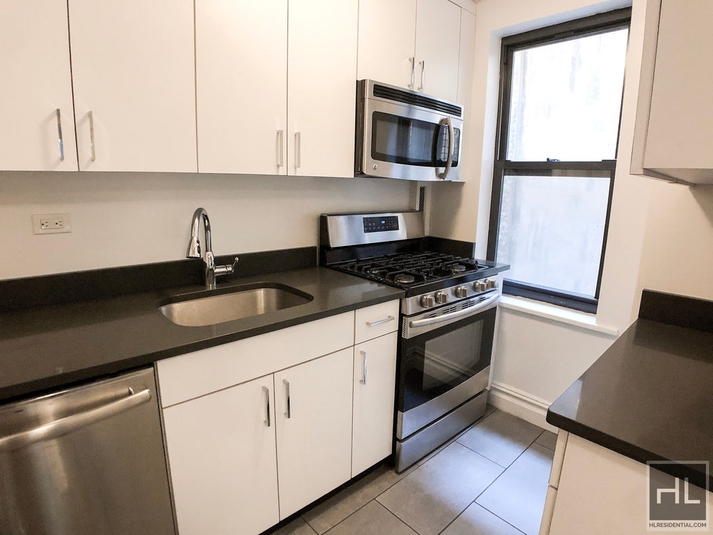 East 38 Street - Photo 8