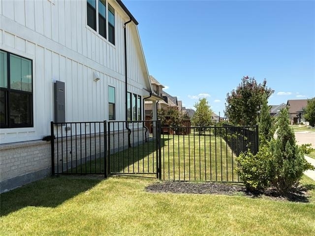 1451 Maplewood Drive - Photo 2