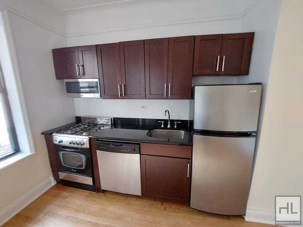 West 11 Street - Photo 2