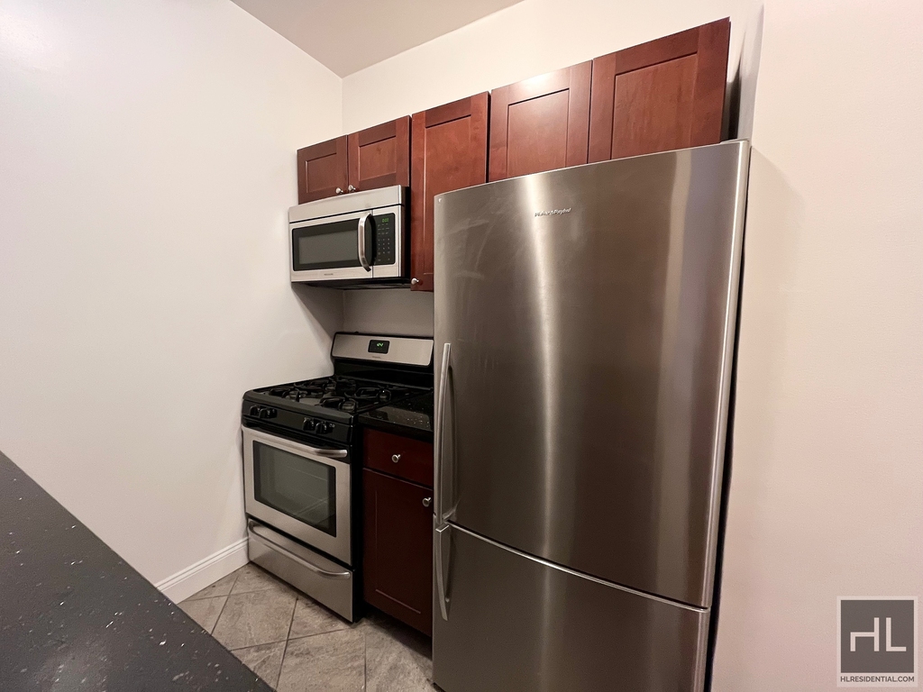 West 11 Street - Photo 3
