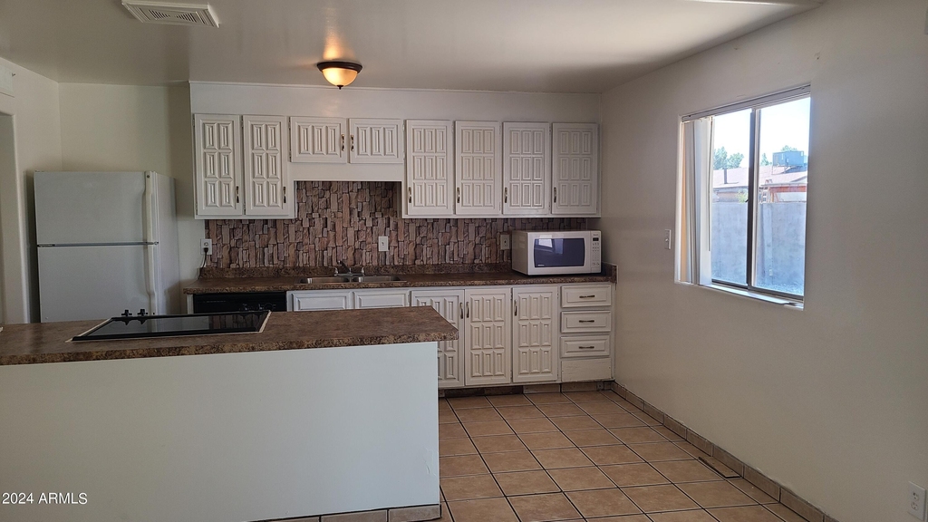 6111 W Cambridge Avenue - Photo 1