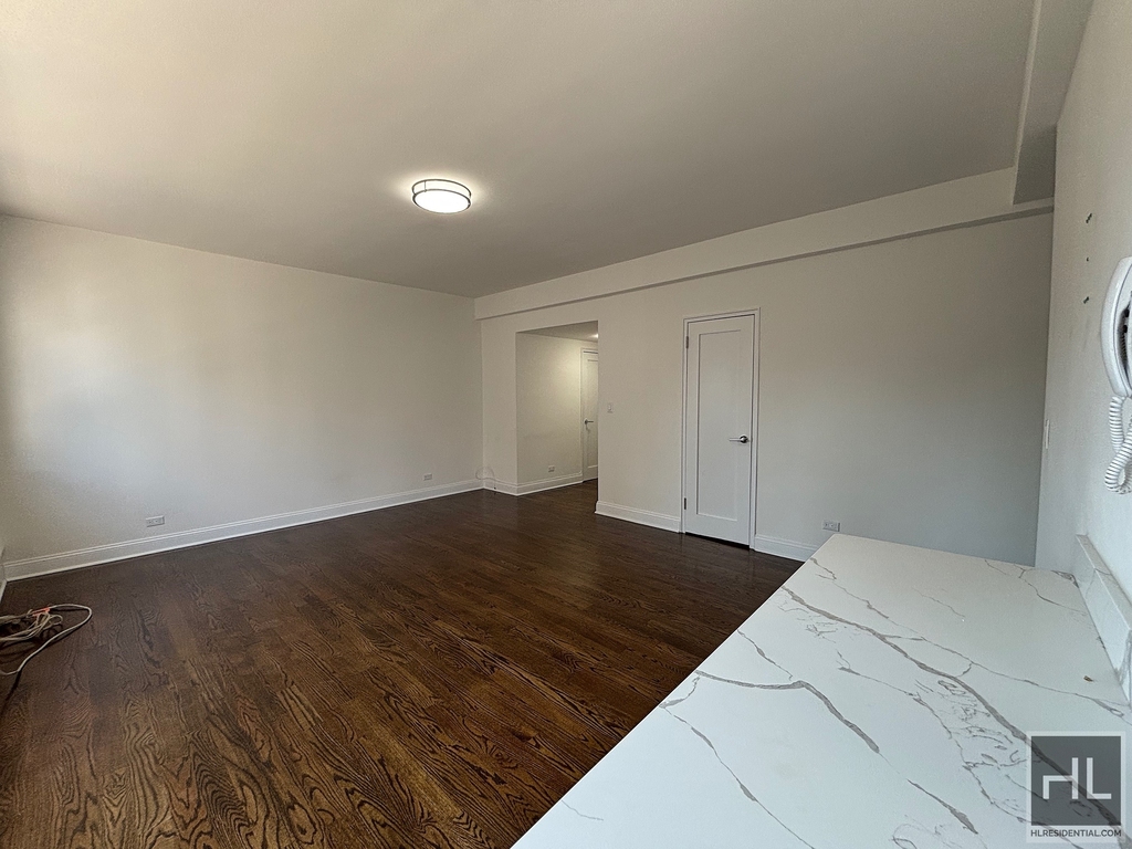 East 69 Street - Photo 8