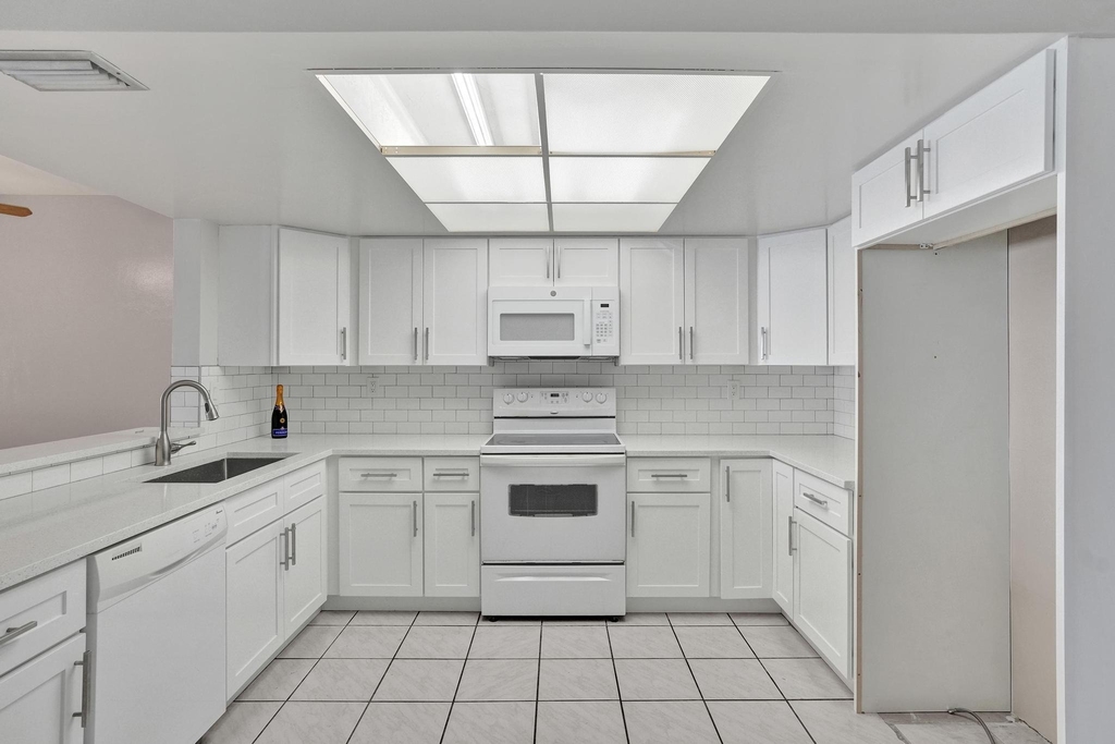 7010-7012 Nw 78th Avenue - Photo 11