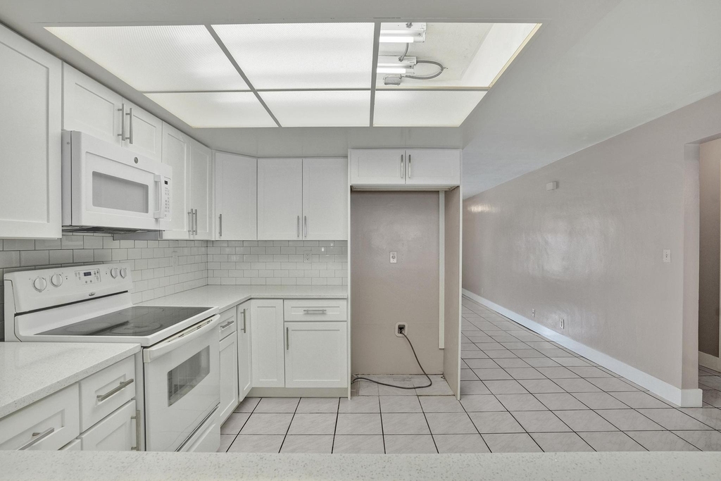 7010-7012 Nw 78th Avenue - Photo 12