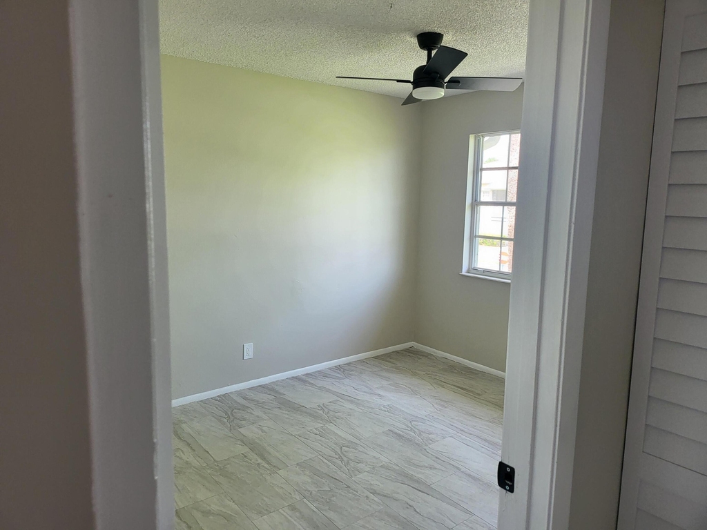 1562 Se Royal Green Circle - Photo 4