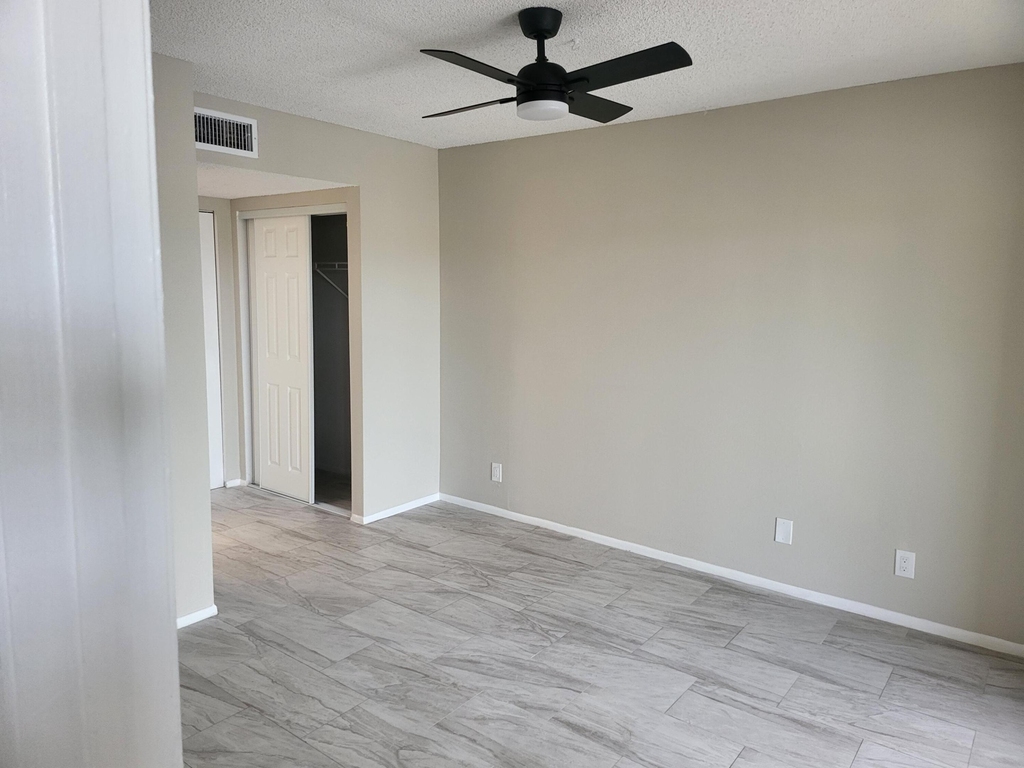 1562 Se Royal Green Circle - Photo 10