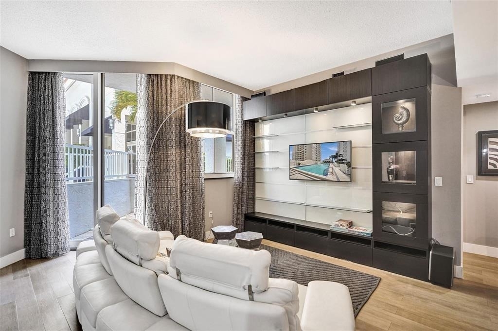 255 Evernia Street - Photo 3