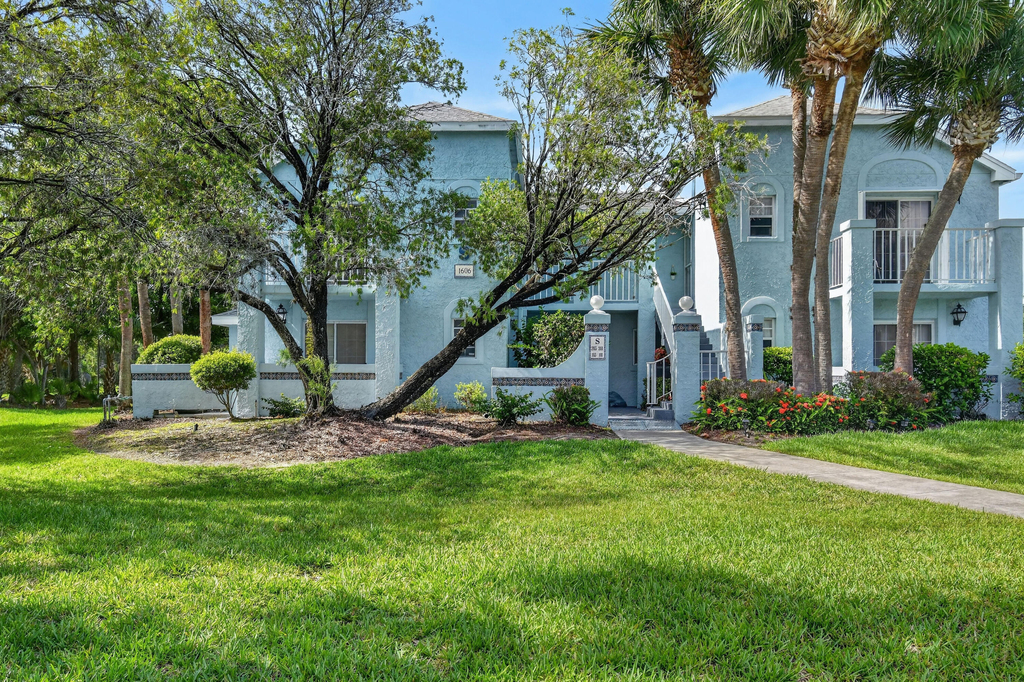 1606 Se Green Acres Circle - Photo 0