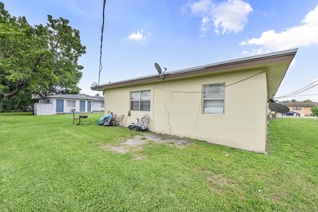 515 Ne 150th Street - Photo 5