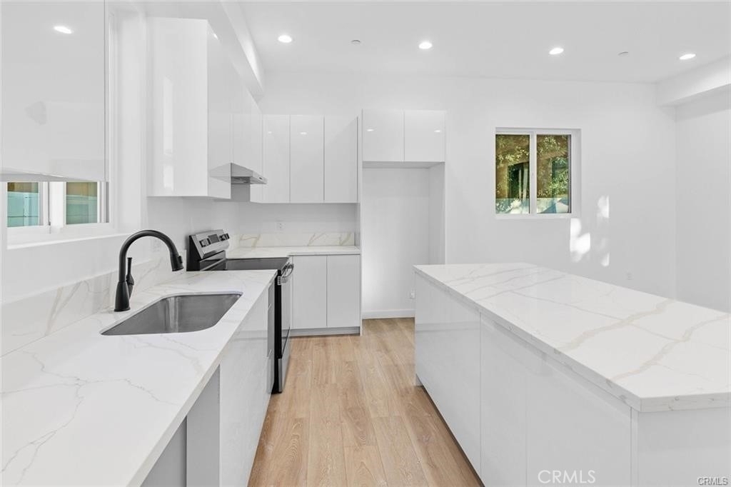 6846 Cedros Avenue - Photo 4