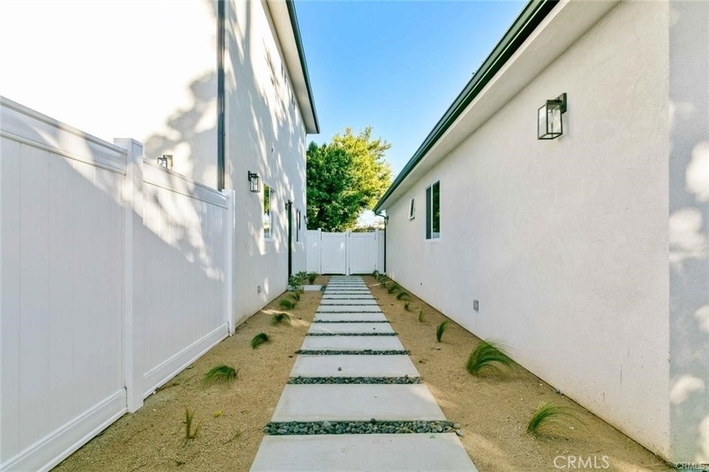 6846 Cedros Avenue - Photo 2