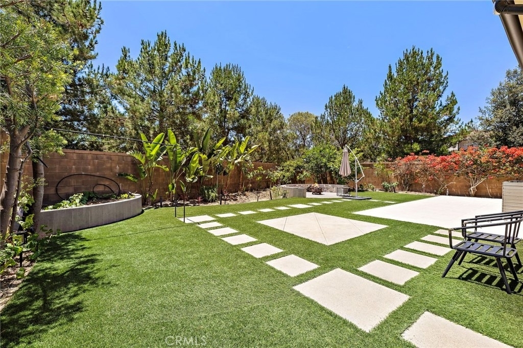72 Henson - Photo 0