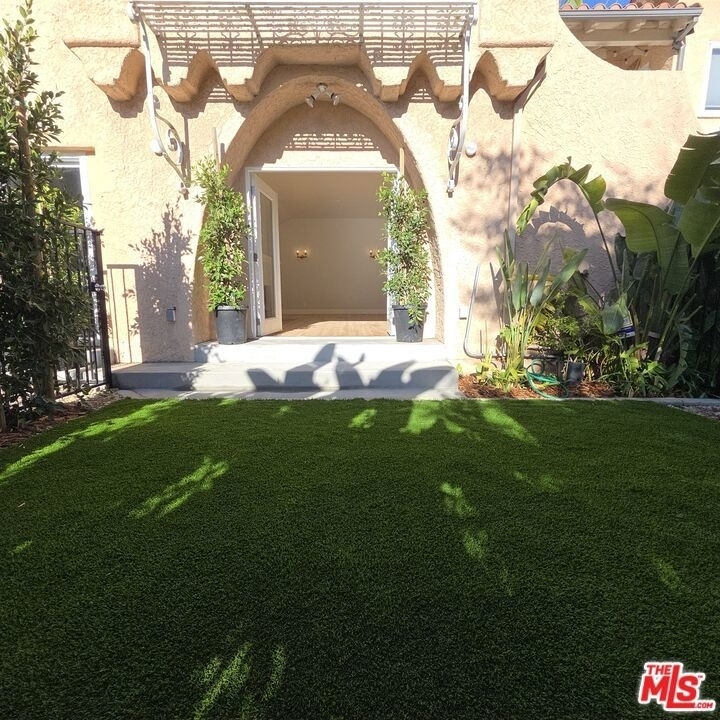 418 S Roxbury Drive - Photo 2