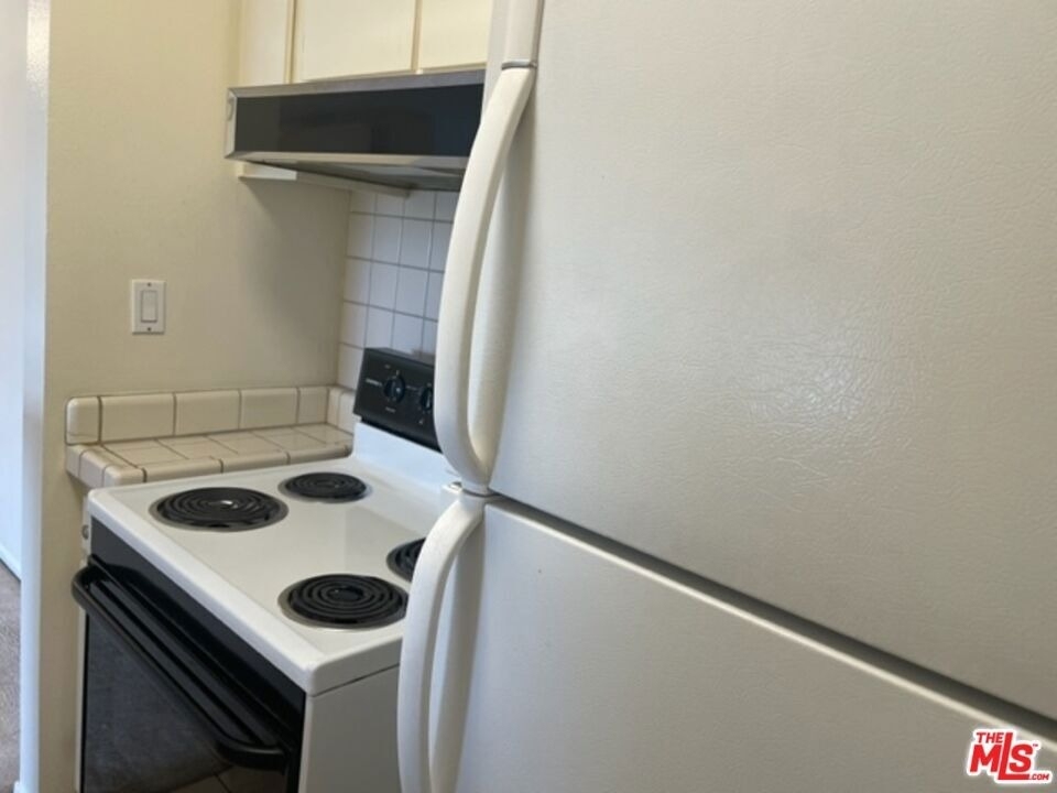 18307 Burbank Boulevard - Photo 6