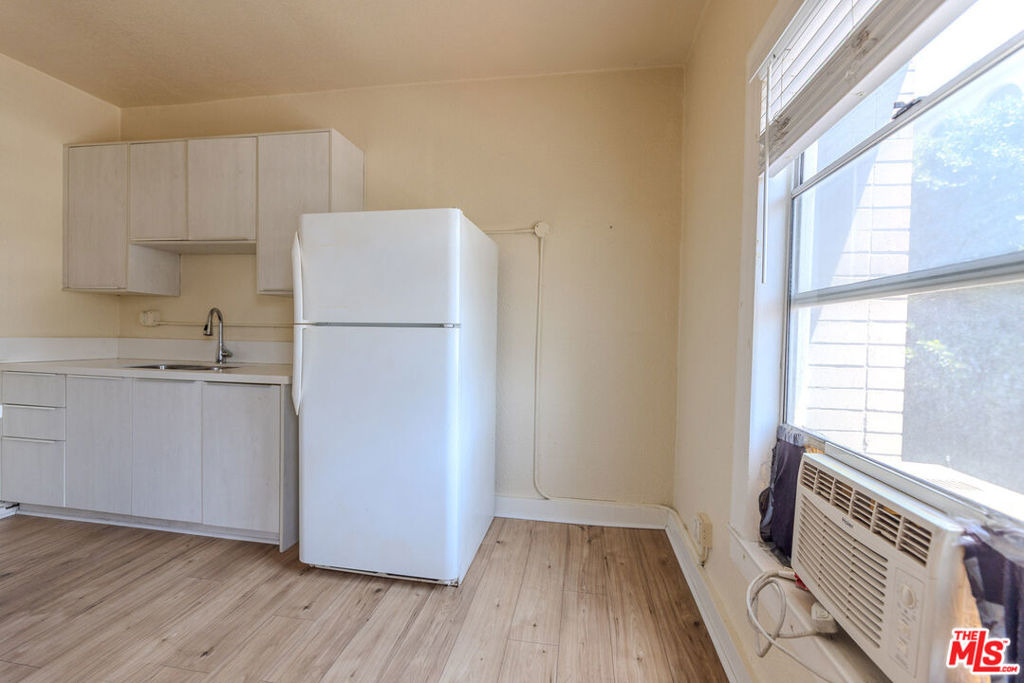 661 Shatto Place - Photo 10