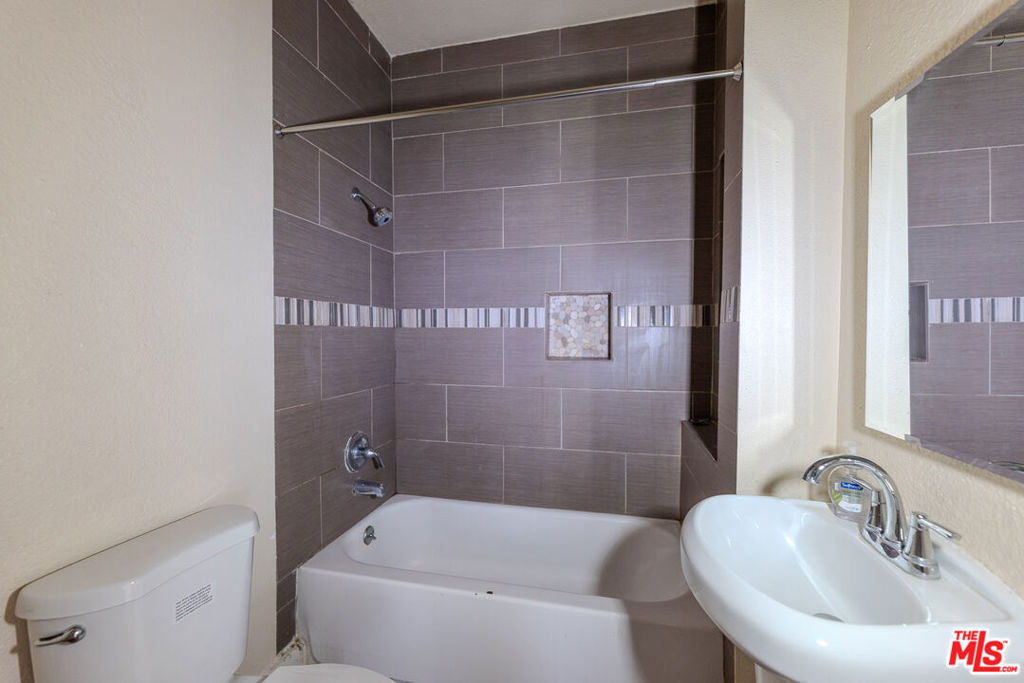 661 Shatto Place - Photo 11