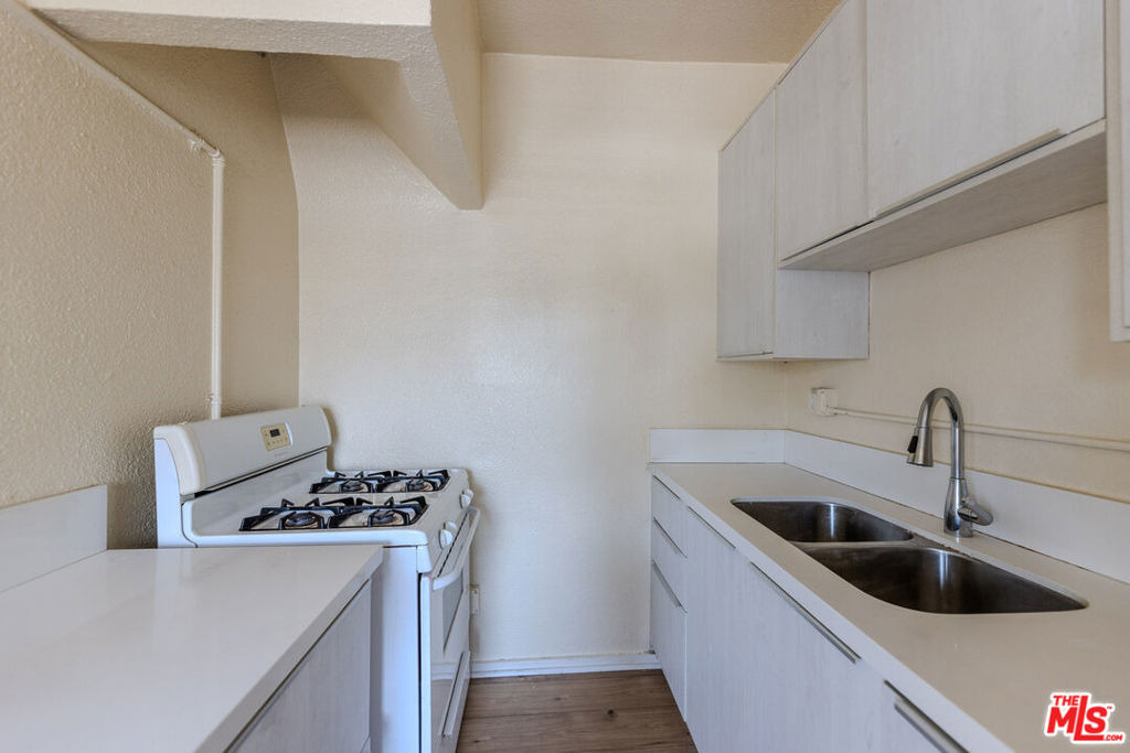 661 Shatto Place - Photo 9