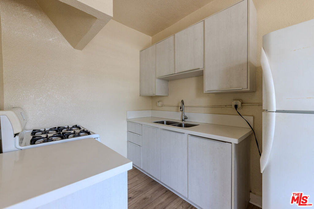 661 Shatto Place - Photo 7